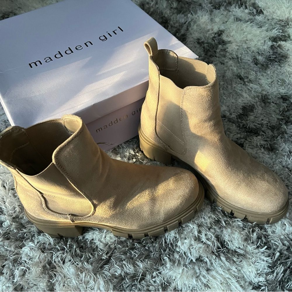 Madden Girl Tessa Sand Fab Chelsea Boot‎ Suede Women’s Size 8.5